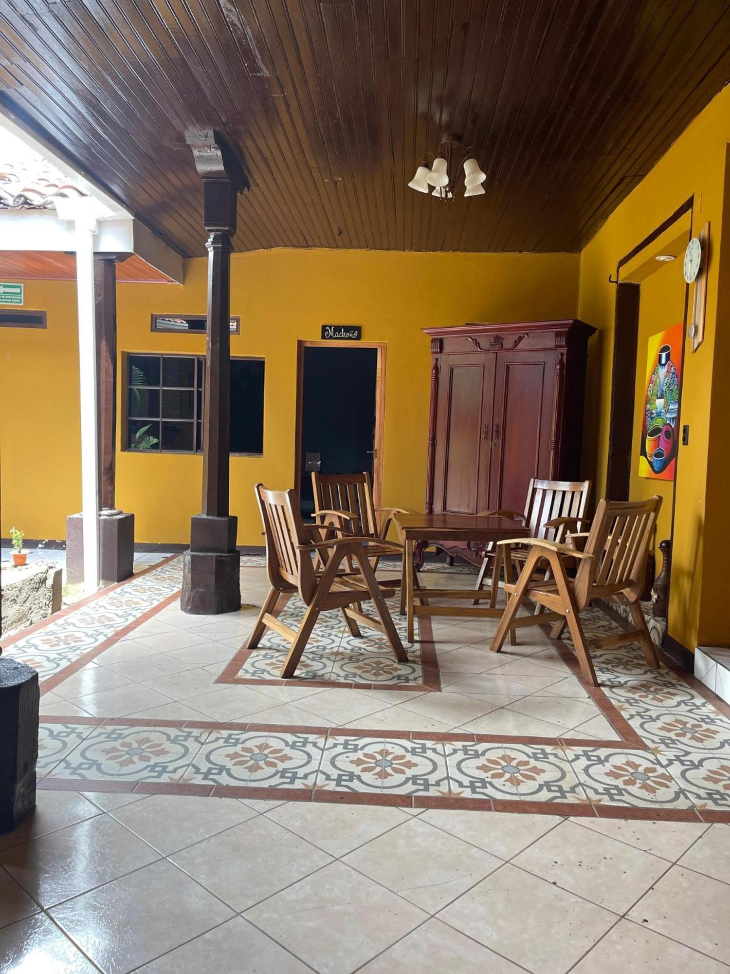 Madrono Hostel Leon Exterior photo